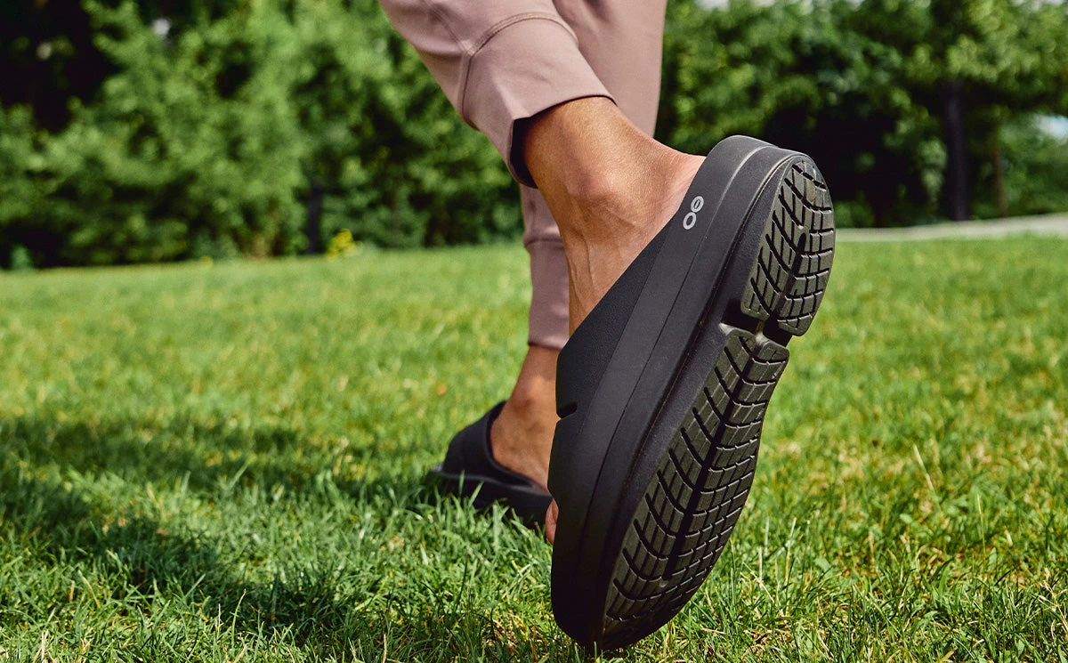 OOfos Women's OOmega OOahh Sandal - Black - Image 3