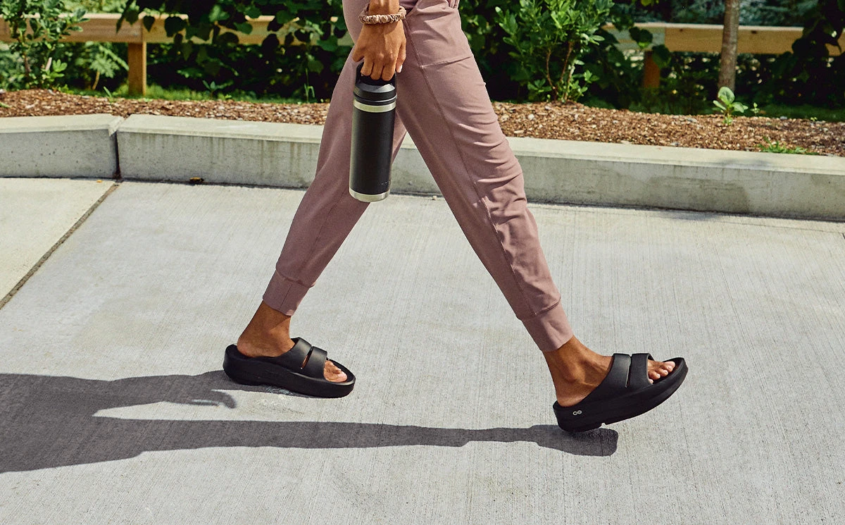 OOfos Women's OOmega OOahh Sandal - Black - Image 4