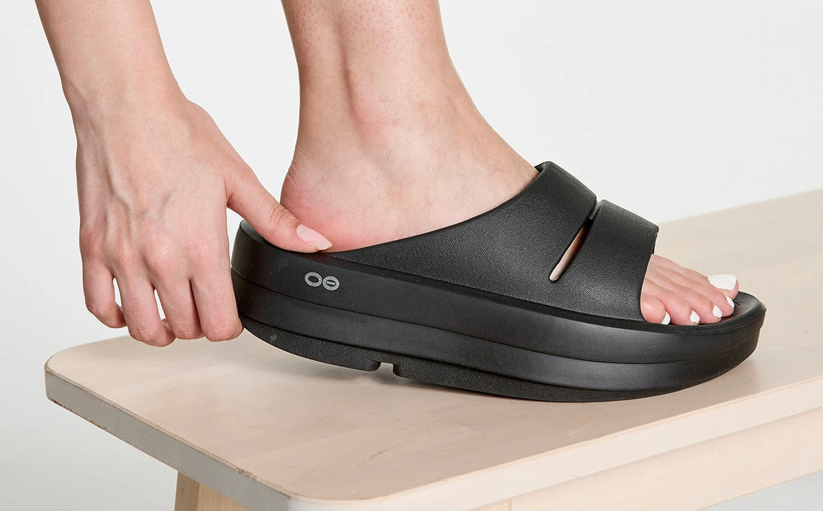 OOfos Women's OOmega OOahh Sandal - Black - Image 5